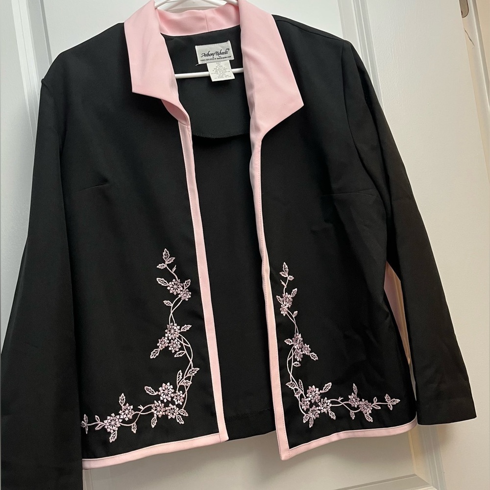 Anthony Richards 2 Piece Set -Black Jacket & Pin Blouse with floral embroidery - Picture 2 of 8